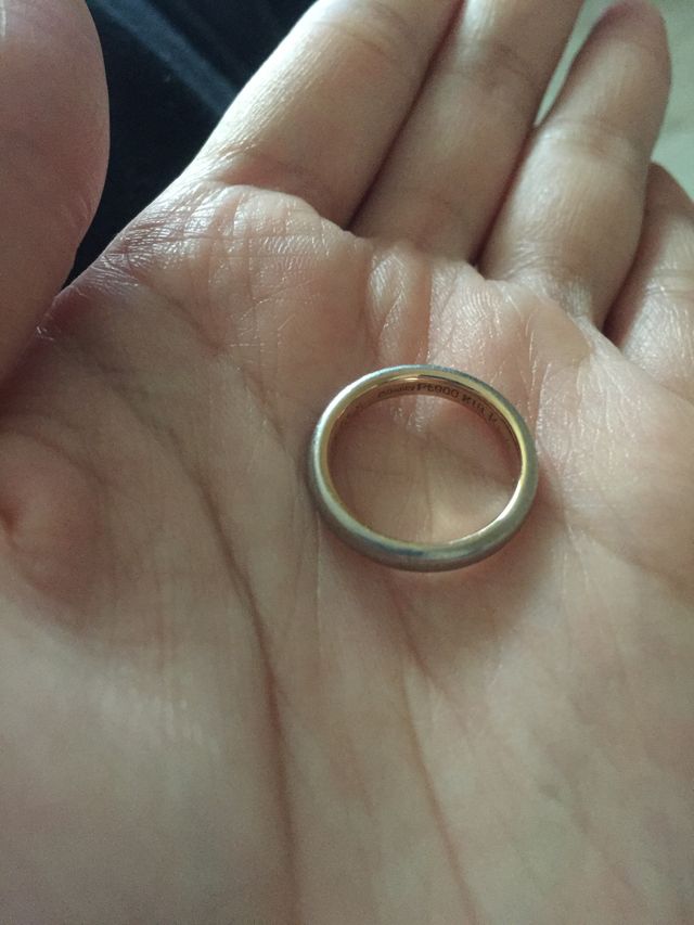 内側はピンクゴールド