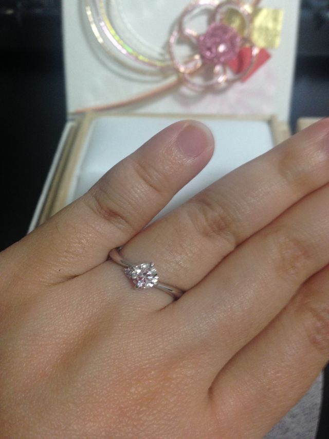 手や指の形に合わせたS字デザイン！