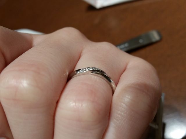 シャープな曲線の指輪です