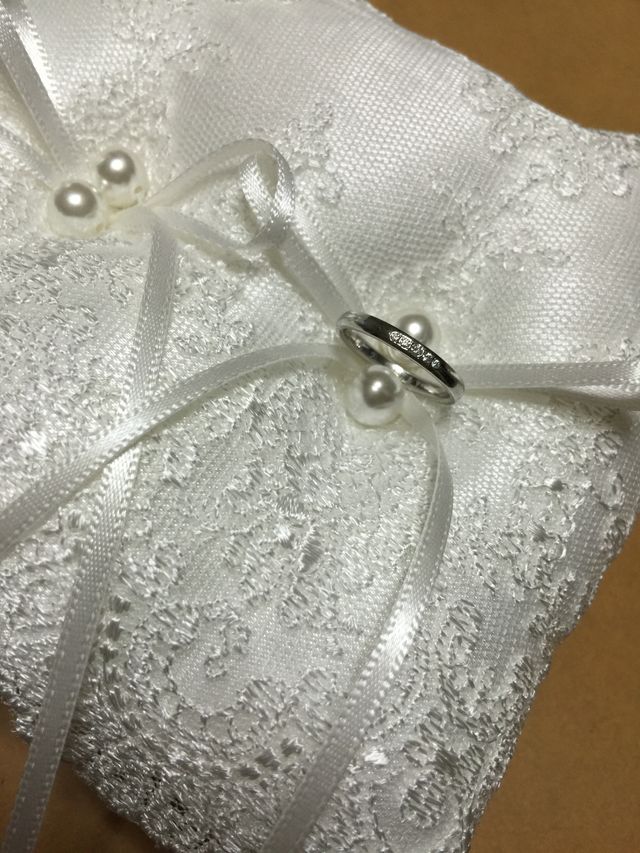 店舗でいただいたリングピローにのせて。