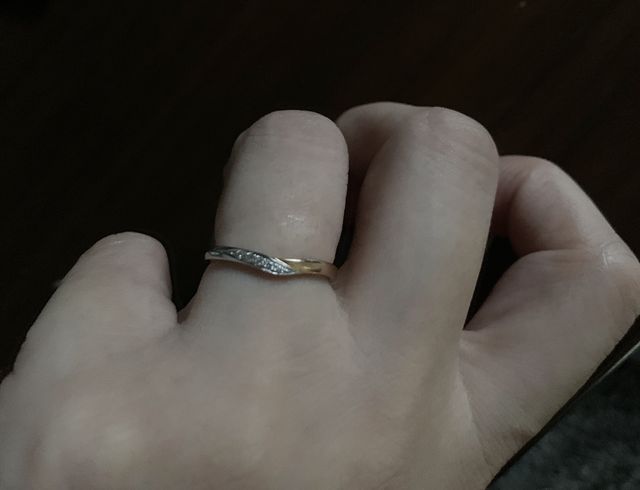 向かって右側がピンクゴールドです