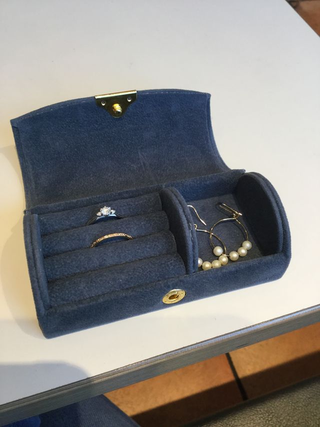 奥の指輪です。アクセサリーケースに入れても華やかです。