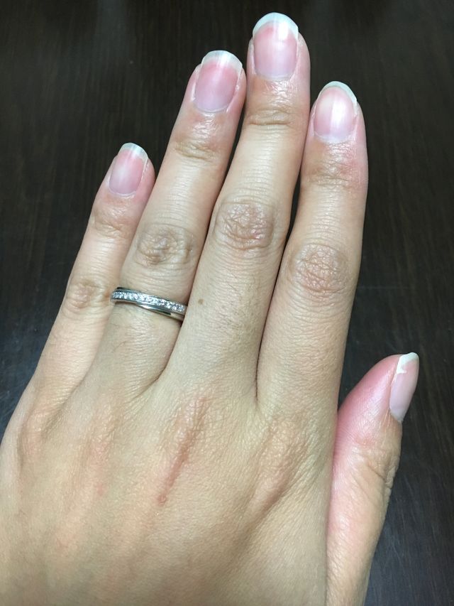 ダイヤモンドとピンクダイヤモンドが交互に配列されています。