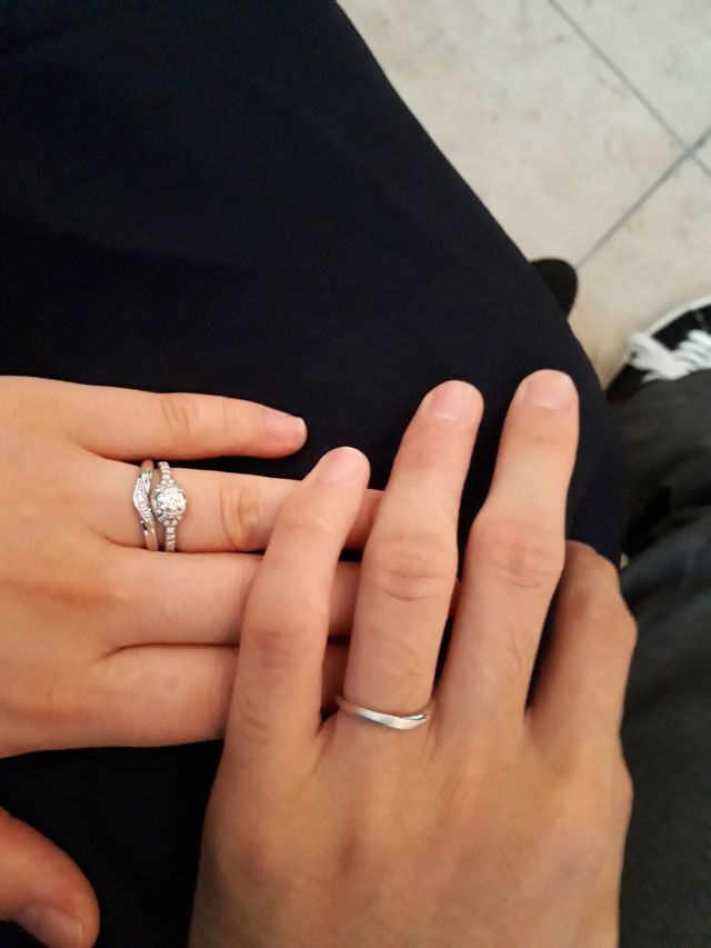結婚指輪と婚約指輪(CHAUMET)を付けている写真です