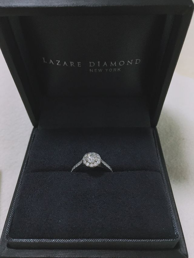 お花のように華やかな印象です。ボックスも高級感があります。