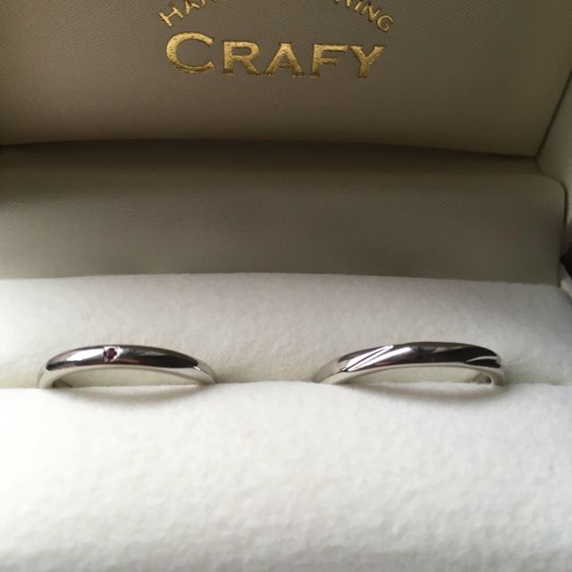 石が３粒プレゼントだったので、新婦に２つ、新郎に１つ。