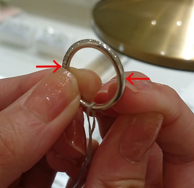 あくまで目安ですが、メレダイヤの長さを矢印で示しました。