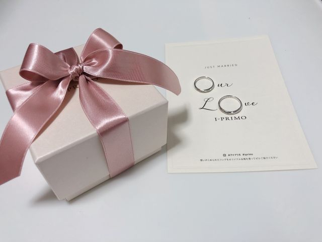 購入時に頂いたシートに指輪を置き映えな写真になりました