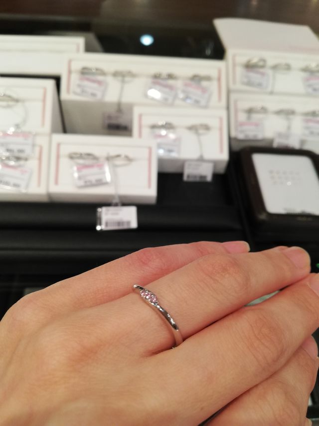 ピンクダイヤモンドが入っており可愛らしいデザインです。