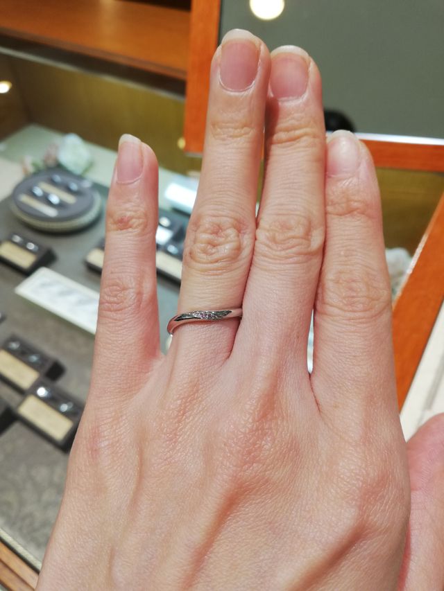 ピンクダイヤモンドを主役にしたウェーブタイプの指輪です。