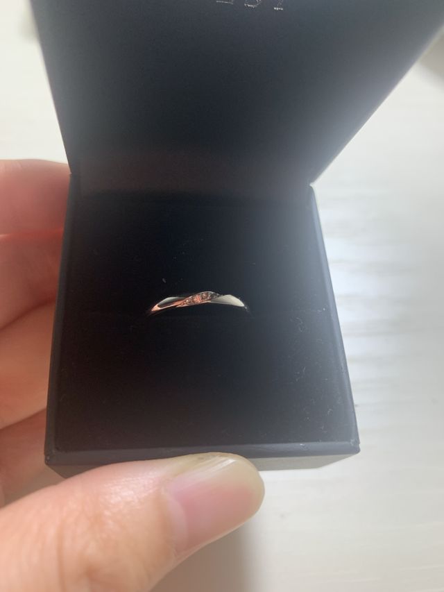 結婚指輪です。
イニシャルと結婚記念日が刻印されています。