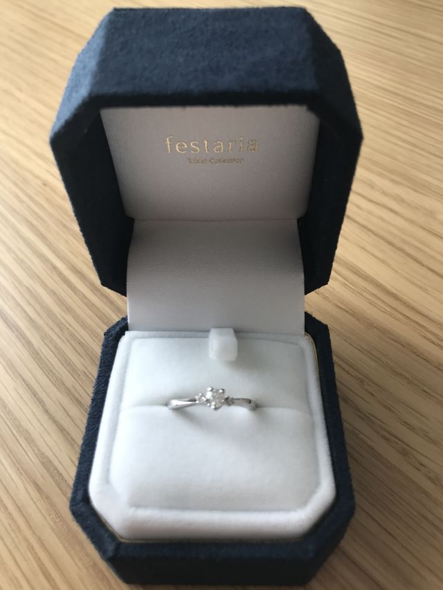 指輪と実際のリングケースです。