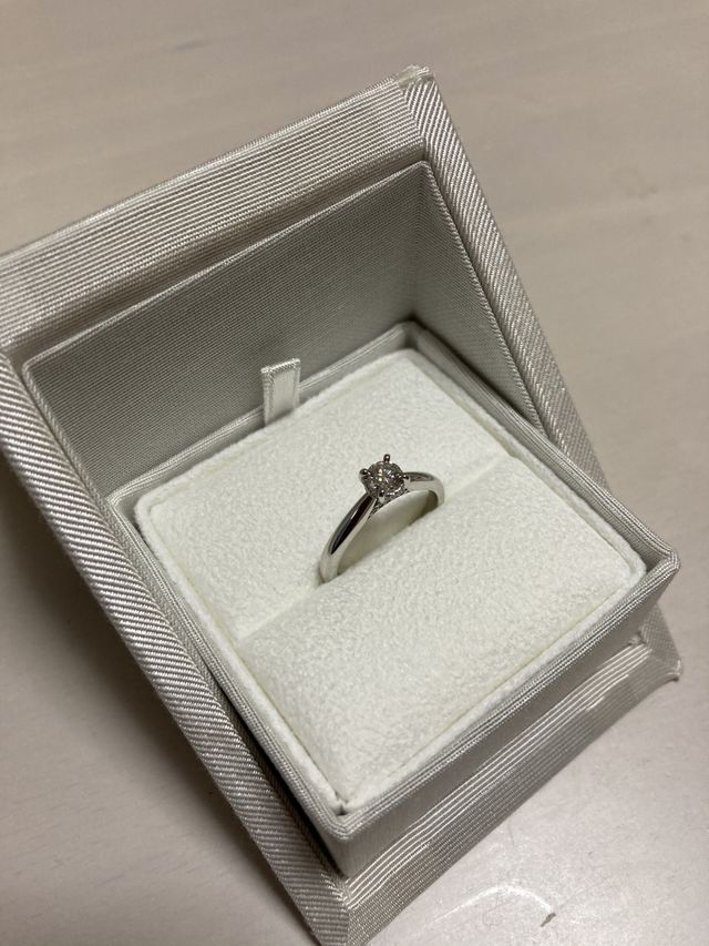 箱に入っている状態の指輪です。