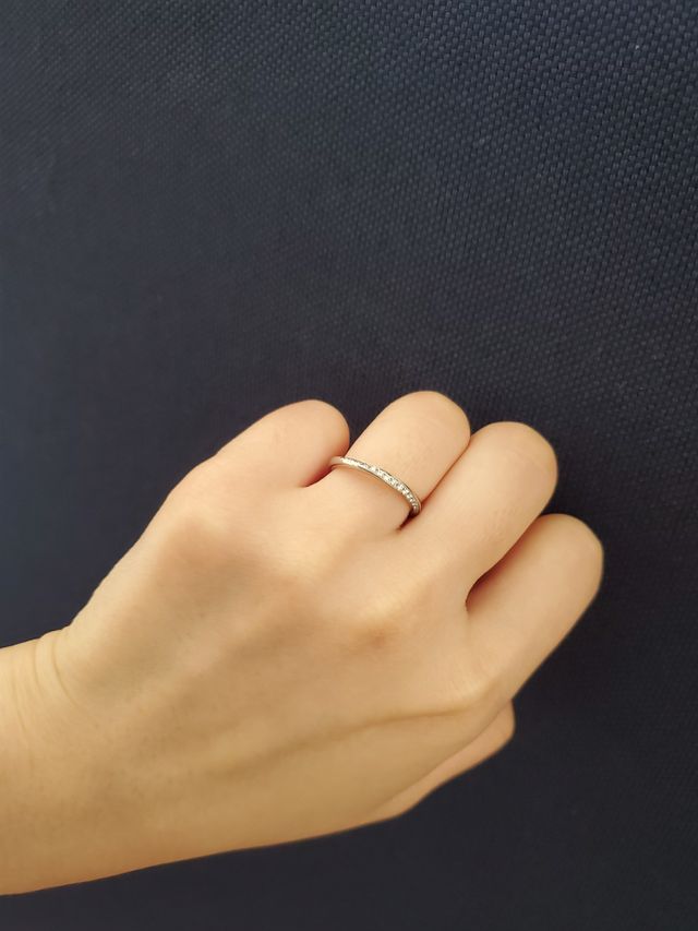 いろんな角度からダイヤモンドが見えるデザインにしました。