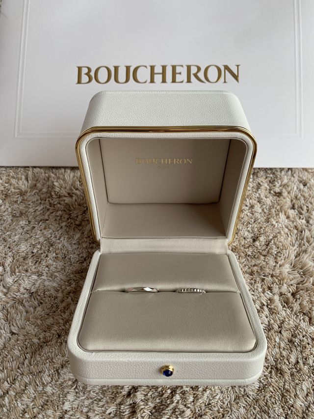 ケースは白とゴールドでラグジュアリー感があります。