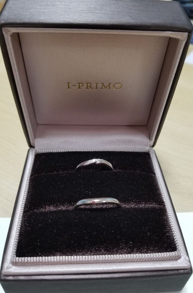 上部指輪が女性用。
流星のようにダイヤが散りばめられている。