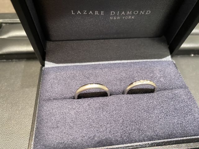 ブラックとゴールドのケースで高級感があります。