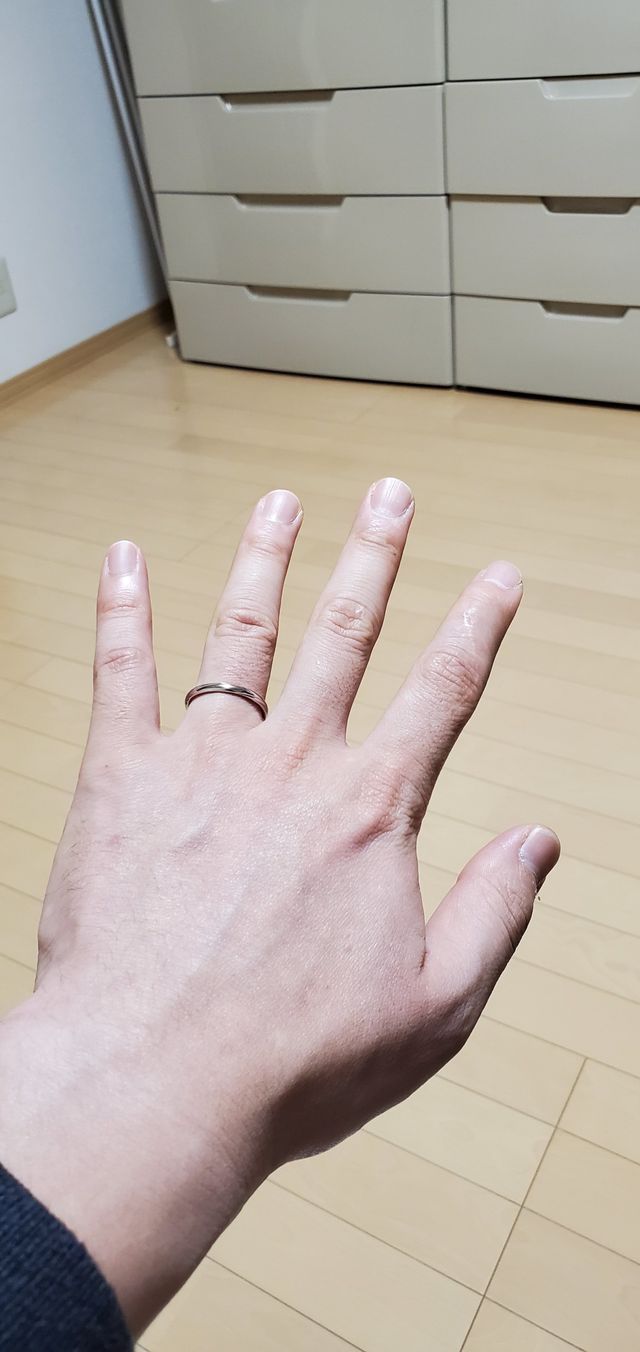 シンプルですが、斜めに4本のラインが入っていていい感じです！