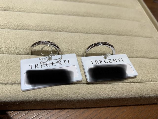 斜めにラインが入っているストレートタイプの指輪です。