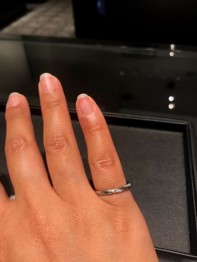 ストレートラインにダイヤが3本ねじれて入っている