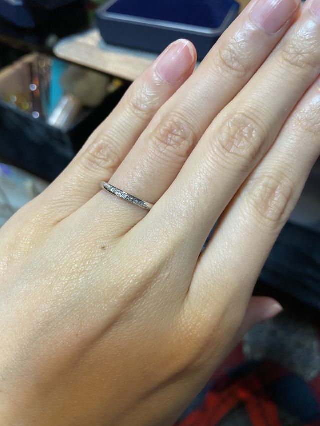 細めのリングですが、ダイヤモンドがキラキラで存在感があります