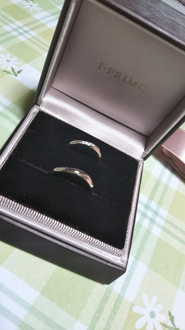 ボックスに入っている状態の指輪です。