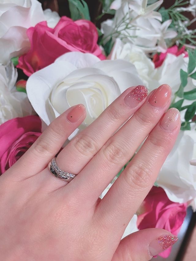 婚約指輪と入籍指輪。鍛造製法のV字のエタニティ。