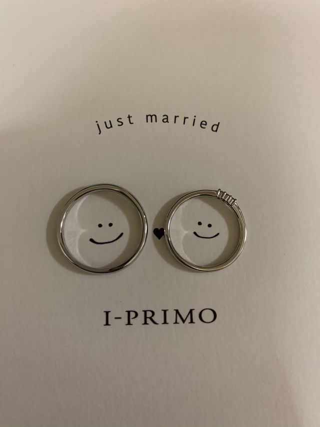 ウェーブで小さいダイヤが3つ付いています。細身の指輪です。