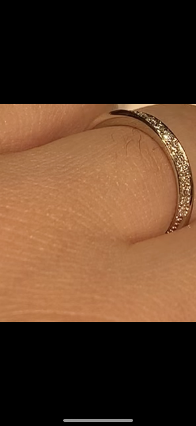 ダイヤモンドが20粒入っていてキラキラして綺麗です