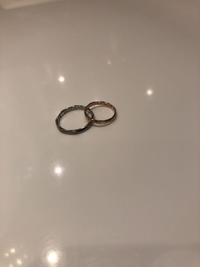 買った瞬間の指輪です。
嬉しくてその場で写真を撮りました。