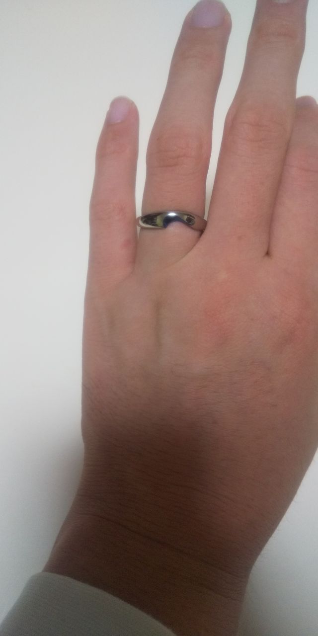 キレイな青色です。角度によって色が変わります。