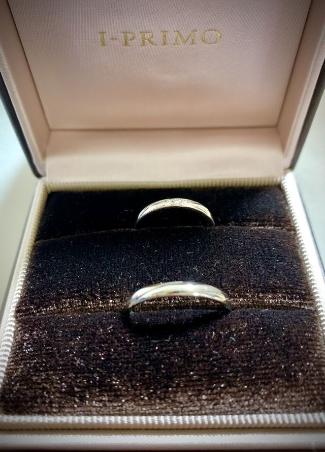 シンプルながら明るい輝きをまとう、まさに結婚指輪。