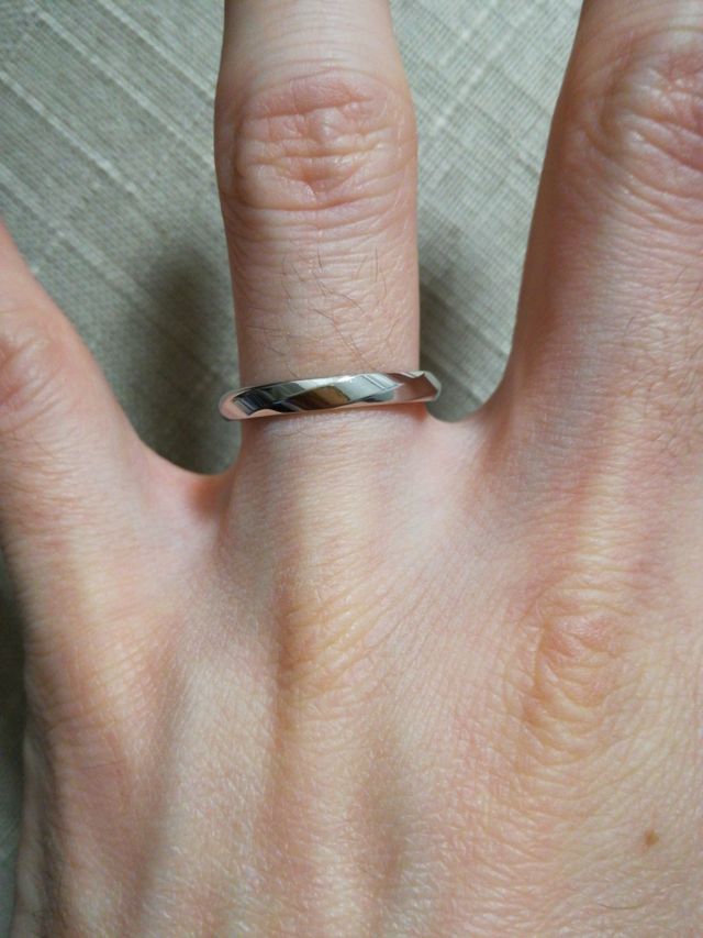 斜めにカットが入ったデザインです。