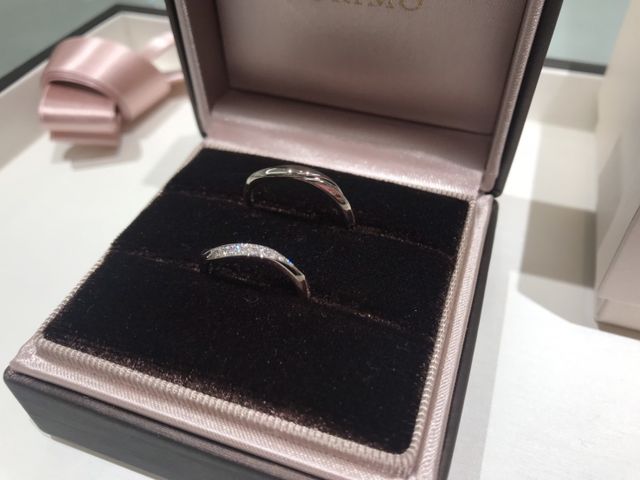 手前側の男用の指輪を購入させていただきました。