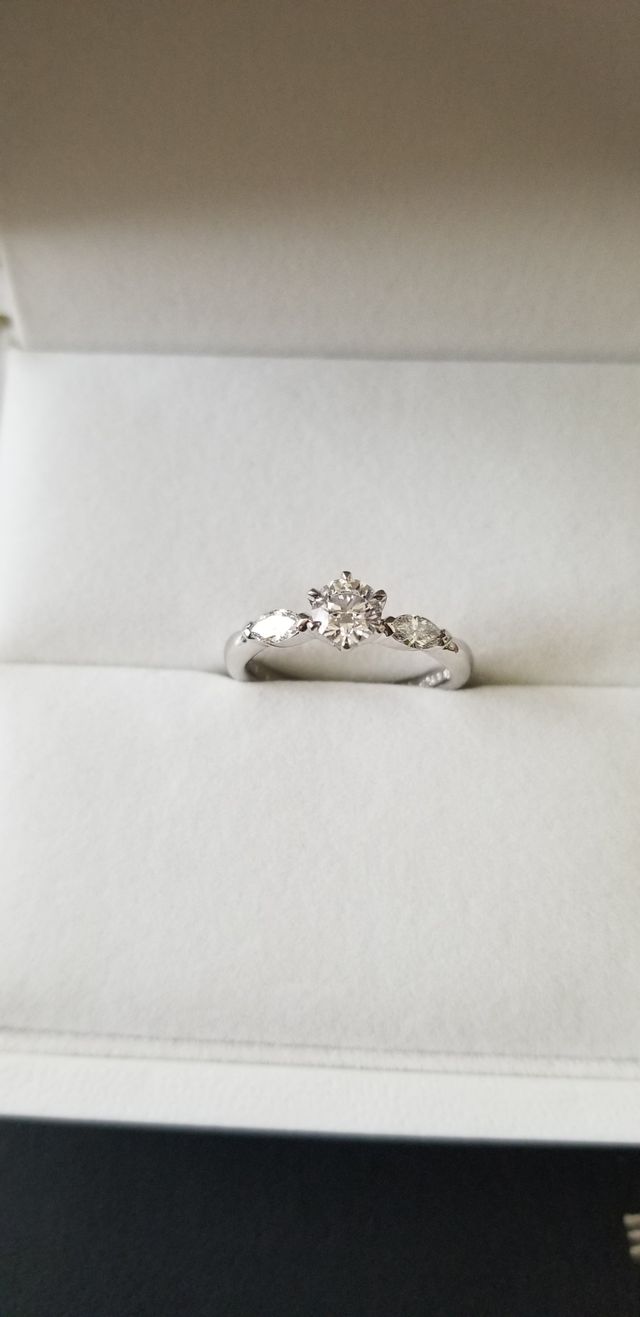 左右にマーキースカットのメレダイヤがついています