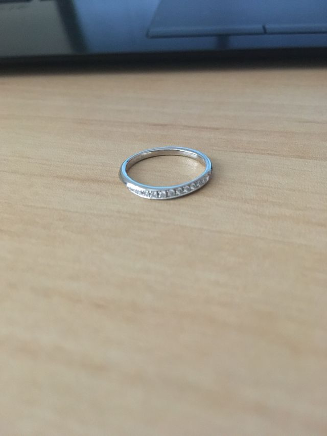 リングの半面をダイヤが覆っているデザインです