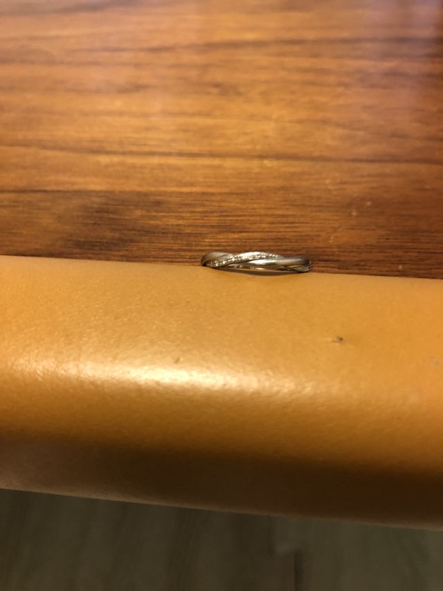 ねじれている形にダイヤがあしらわれています。