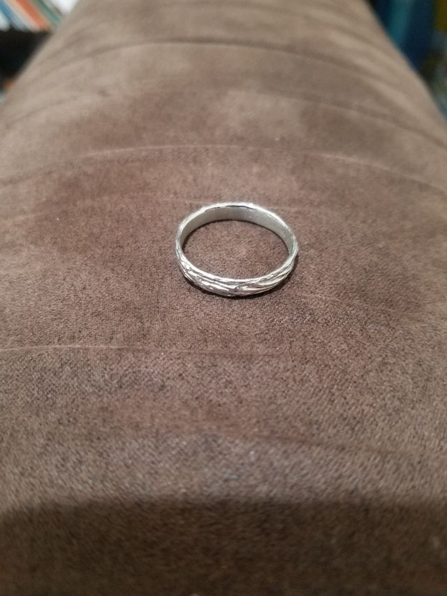 水草をイメージした指輪です。ほどけないという意味があります。