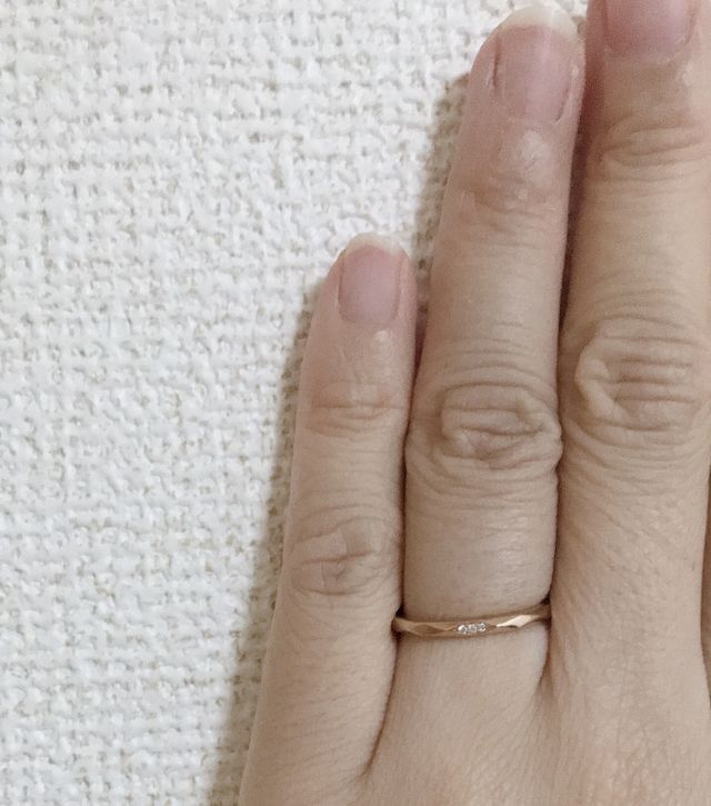 光の当たりによってキラキラ輝くのがお気に入りです。