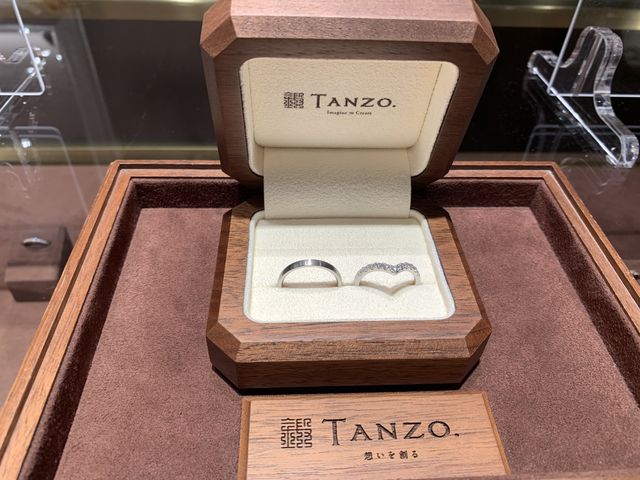 職人さんが一本の木からくり抜いて作ったこだわりの箱だそう。