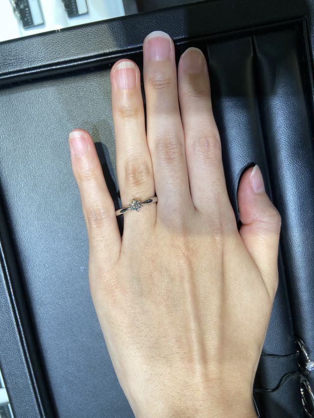 リングがダイヤに向かって細くなっていてダイヤが強調されます。