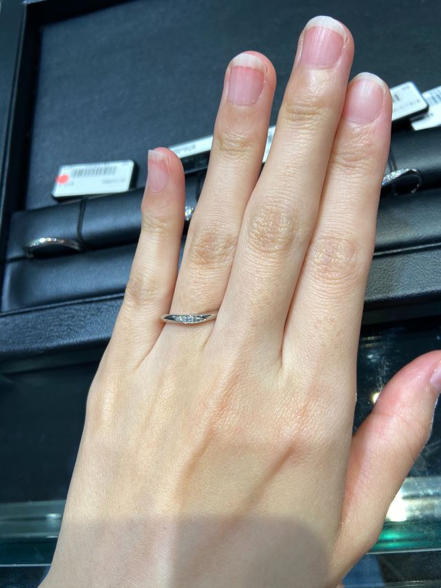 ゆるくVのカーブがかかっていて、3粒ダイヤがついています。