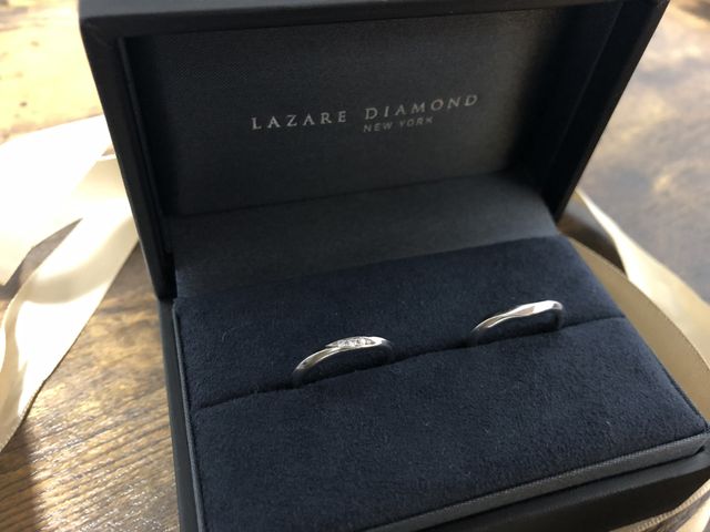 左側が女性用で小さなダイアが3つついています。