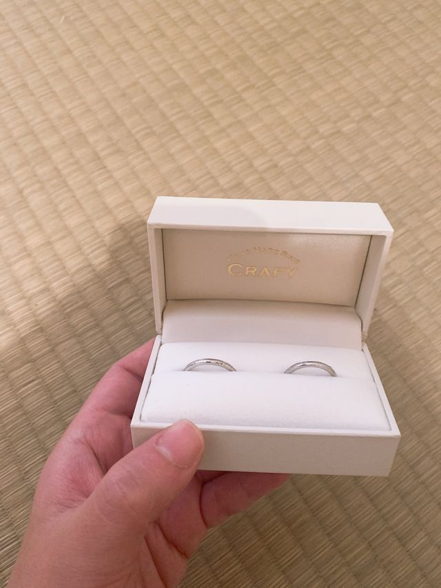 槌目模様が自分達で掘り、内側に双子ダイヤがあります。