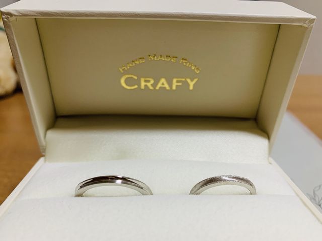 真ん中に溝を入れ、女性用のみスターダスト加工をしました。