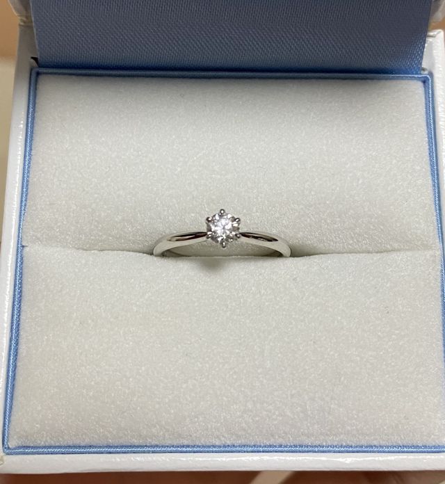シンプルなデザインかつダイヤが綺麗に見える婚約指輪にしました