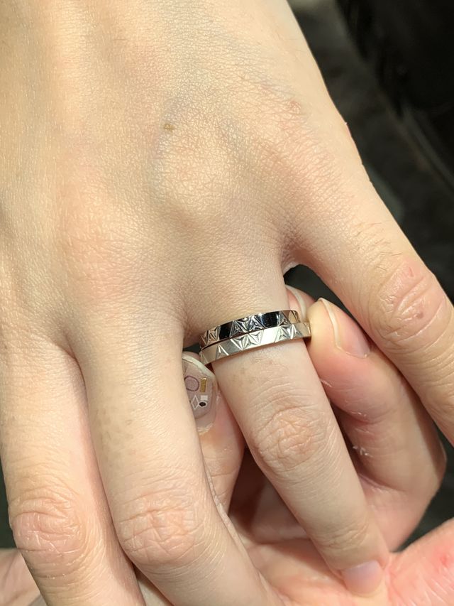 2人の指輪を合わせると麻の葉模様が浮かび上がります。