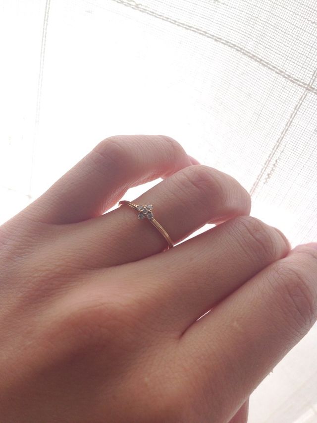 中心のダイヤの形がかわいいです