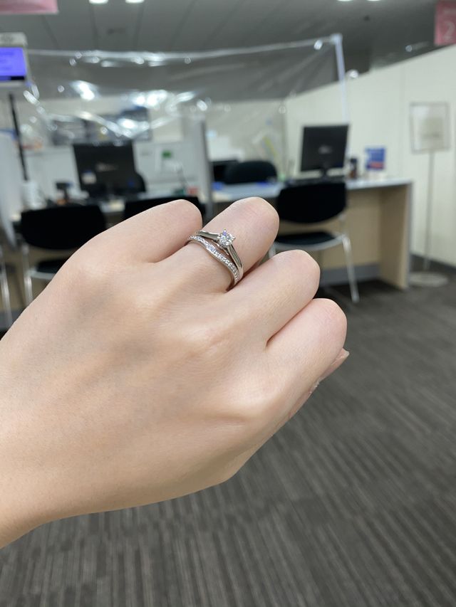 婚約指輪と一緒につけています。下が結婚指輪です。