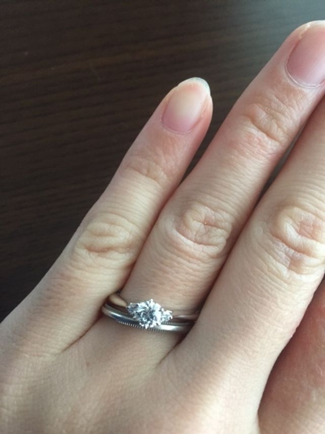 結婚指輪と同時に二個付けです。